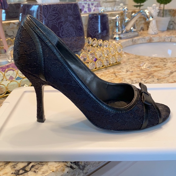 EUC Spring Auzille black lace covered open toed w/ bow heels 38/7.5 - Picture 5 of 9